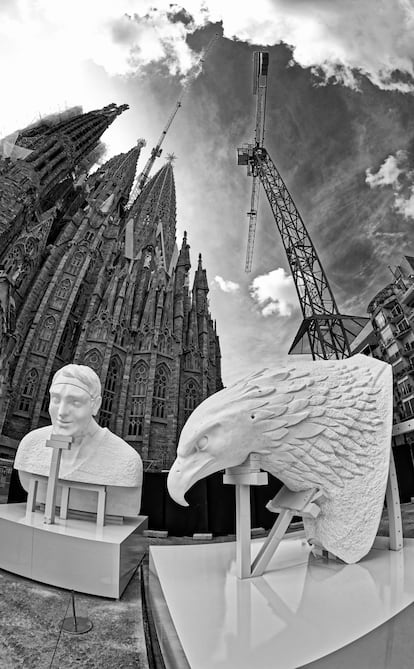 Las esculturas del ángel que representa a Mateo y el águila que representa a Juan, los dos últimos evangelistas colocados en sus torres, en el patio de obras de la Sagrada Familia, días antes de ser llevadas a lo alto y completadas con las alas.