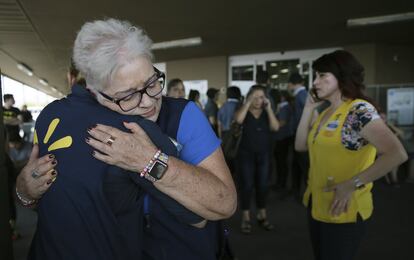 Una trabajadora de Walmart se abraza a una persona tras el suceso.