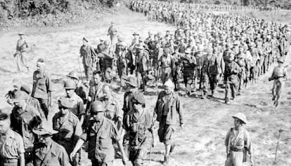 Soldados franceses prisioneros tras rendirse a las tropas norvietnamitas al acabar la batalla de Dien Bien Phu, en mayo de 1954.