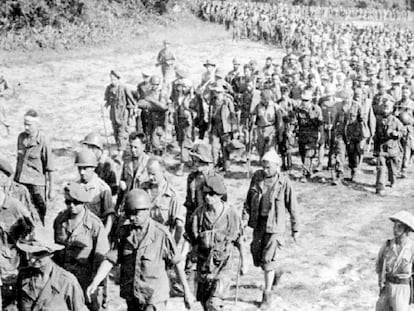 Soldados franceses prisioneros tras rendirse a las tropas nordvietnamitas al acabar la batalla de Dien Bien Phu, en mayo de 1954.