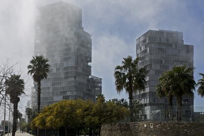 Dos edificis de Diagonal Mar tapats per la boira. 