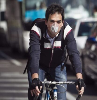 Un ciclista con mascarilla circula por las calles de Madrid el martes pasado.