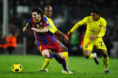 Messi se marcha de Senna y Montero durante el partido contra el Villarreal.