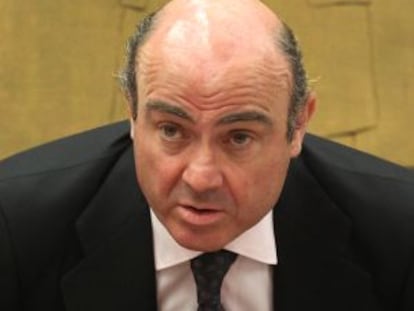 El Ministro de Economía, Luis de Guindos, antes de su comparecencia de este martes en la Comisión de Economía del Congreso.
