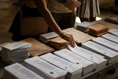 Una persona coge una papeleta en del colegio electoral de la sede de la Universidad de Barcelona, el pasado 23 de julio.