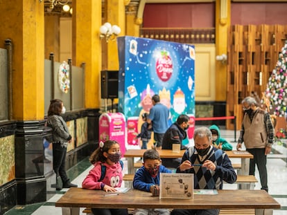 Niños acuden al Palacio Postal en Ciudad de México para enviar su carta a los Reyes Magos.