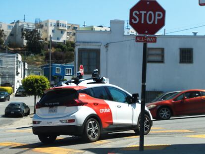 Un vehículo autónomo de la empresa Cruise transita por las calles de San Francisco, California.