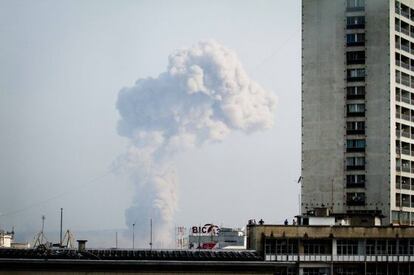 Un columna de humo en Brazzavile vista desde Kinshasa, a cuatro kil&oacute;metros.