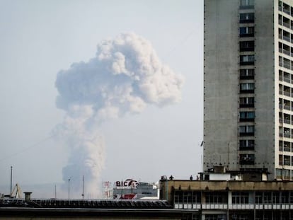 Un columna de humo en Brazzavile vista desde Kinshasa, a cuatro kil&oacute;metros.