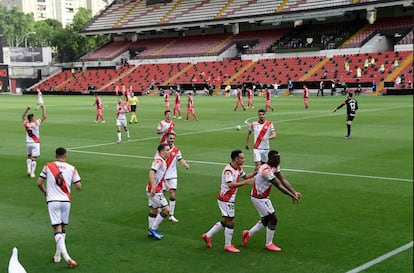 Advíncula celebra el primer gol tras el parón por la pandemia del covid-19.