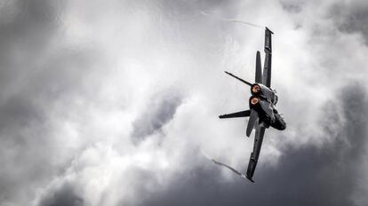 Demostración de vuelo de un F-18 de Boeing