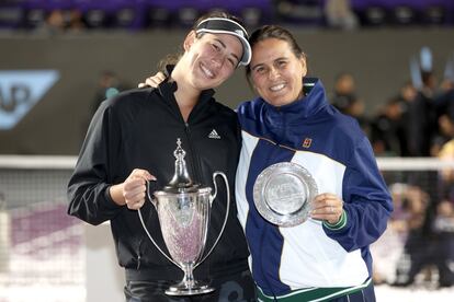 Garbiñe Muguruza (a la izquierda) posa para los medios con su entrenadora, Conchita Martínez. El que acaba de ganar supone el décimo título en su trayectoria, y es la primera española en ganar el WTA Finals. Antes se coronó en Hobart-2014, Pekín-2015, Roland Garros-2016, Wimbledon-2017, Cincinnati-2017, Monterrey-2018, Monterrey-2019, Dubai-2021 y Chicago-2021.