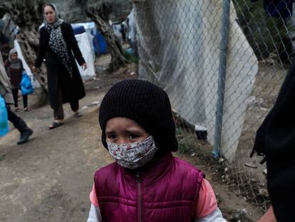 Una niña con mascarilla para protegerse de la Covid-19 en el campo de refugiados de Moria, en Grecia, el 2 de abril de 2020. 