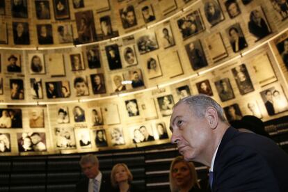 Primer ministro israelí Benjamin Netanyahu en la sala de los nombres de Yad Vashem en el museo de la historia de Jerusalem durante la visita del Primer ministro de Canadá.
