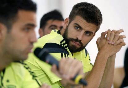 Piqu&eacute;, junto a Cesc, en la rueda de prensa.