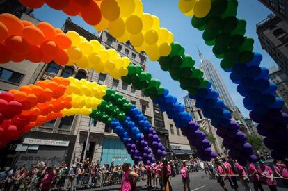 El edificio Empire State se ve detrás de los globos del arco iris durante la marcha del orgullo en Nueva York.