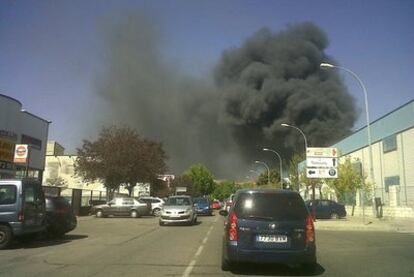 La humareda provocada por el incendio en el centro comercial de Rivas.