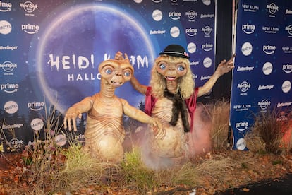 Un Halloween más, Heidi Klum se ha convertido en la reina de la fiesta. Para la noche de brujas de 2024, la modelo alemana se ha decantado por un disfraz del extraterrestre E. T., que dio a conocer la película homónima de Steven Spielberg de 1982. Un trabajo que le ha llevado casi todo el día de preparación. En esta imagen, Klum aparece con su marido, el guitarrista de la banda Tokio Hotel Tom Kaulitz.