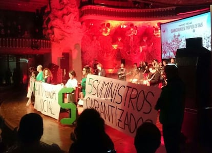 Nacho Vegas convida la PAH en el seu concert del Palau de la Música, en què parodia un anunci de Banc Sabadell, patrocinador del concert.