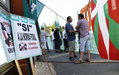 Trabajadores de ELA se concentran a las puertas de las Juntas de Gipuzkoa para mostrar su apoyo a la norma foral que obliga a las contratas de obras públicas a cumplir con los convenios.