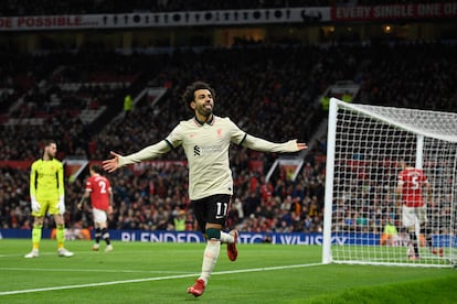 Mo Salah celebra su tercer gol en Old Trafford, este domingo.