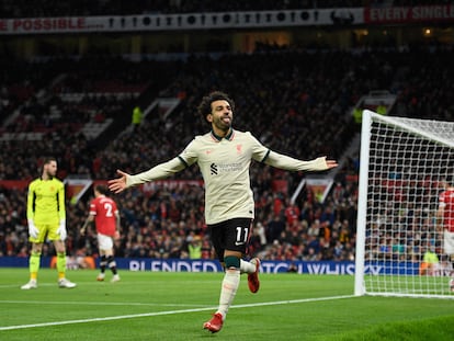 Mo Salah celebra su tercer gol en Old Trafford, este domingo.