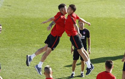 Giménez y Lucas Hernández se ejercitan durante un entrenamiento del Atlético.