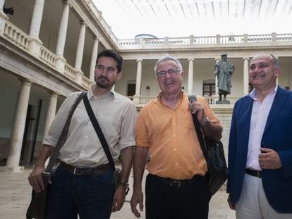 Jordi Peris, Joan Rib&oacute; y Joan Calabuig en la primera reuni&oacute;n negociadora de los pactos de gobierno. 