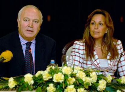 El ministro de Asuntos Exteriores, Miguel Ángel Moratinos, junto a Trinidad Jiménez, ayer en Santo Domingo.