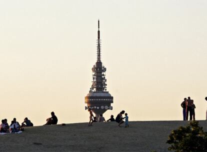 Parque de Madrid con <i>el Pirulí</i> de RTVE al fondo.