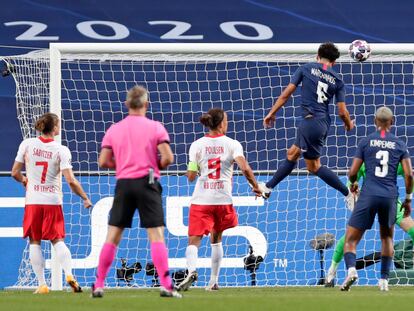 Marquinhos marca el primer gol del partido entre el PSG y el Leipzig.