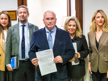 El portavoz del grupo popular en el Congreso, Miguel Tellado (en el centro), posa junto a miembros de su grupo tras presentar en el Registro de la Cámara baja la petición de dimisión de la presidenta del Congreso, Francina Armengol, por el 'caso Koldo'.