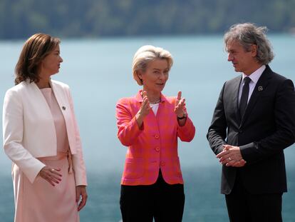 La presidenta de la Comisión Europea, Ursula von der Leyen (centro), este lunes durante la cumbre Estratégica de Bled, en Eslovenia.