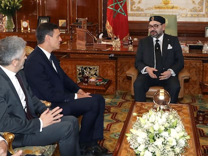 El presidente del Gobierno español, Pedro Sánchez (segundo desde la izquierda), junto al ministro del Interior, Fernando Grande-Marlaska (a su derecha), durante una reunión en 2018 con el rey Mohamed VI de Marruecos en el Palacio Real de Rabat.