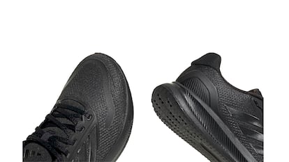 Zapatillas Adidas sobre fondo blanco.