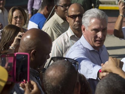 Miguel Díaz-Canel saluda a vecinos de Caimanera este jueves.