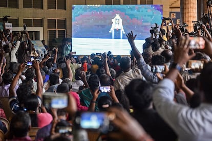 Un grupo de personas reacciona al aterrizaje de la nave 'Vikram', este miércoles en Chennai (India).