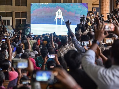 Celebración del alunizaje de la misión Chandrayaan-3 en el polo sur de la Luna, en el centro tecnológico Tamil Nadu, de Chennai (India).