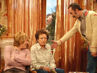 Anabel Alonso, Amparo Baró y Santi Rodriguez en una escena de "7 vidas"