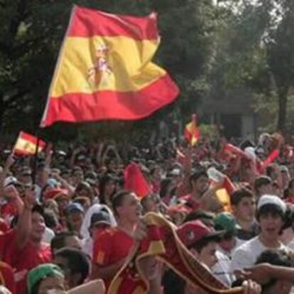 Varios aficionados siguen el partido España-Paraguay de octavos de final del Mundial de Sudáfrica