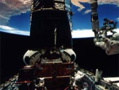 Reparación del <i>Hubble</i> en 1993, con la Tierra al fondo.