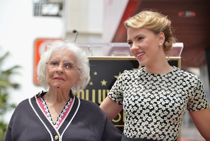 Scarlett Johansson posa con su abuela, Dorothy Sloan, en el estreno de su estrella en el Paseo de la Fama de Los Ángeles (California), el 2 de mayo de 2012.