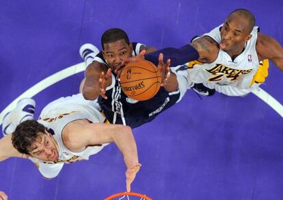 Pau Gasol, Kevin Durant y Kobe Bryant luchan por el balón.