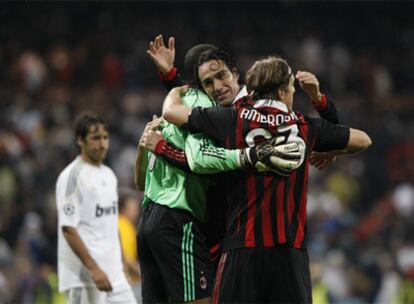 Dida, Nesta y Ambrosini celebran la victoria, con Raúl al fondo.