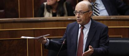 El ministro de Hacienda, Cristóbal Montoro, interviene en la sesión de Control al Gobierno.