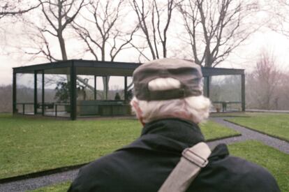 La Glass House, construida entre 1948 y 1949. De espaldas, Robert Frinkle, que pasó allí un año de amor con el arquitecto Philip Johnson. |