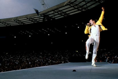 Freddie Mercury, vocalista de la banda de rock Queen, levanta su brazo durante la actuación del grupo en el estadio Wembley durante la gira 'Magic Tour', en 1986. 