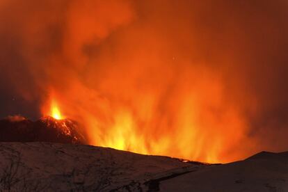 El Etna, considerado el volcán más activo de Europa, desprende lava durante una erupción. Diez personas resultaron heridas tras la explosión de un cráter del volcán, en Sicilia (Italia).