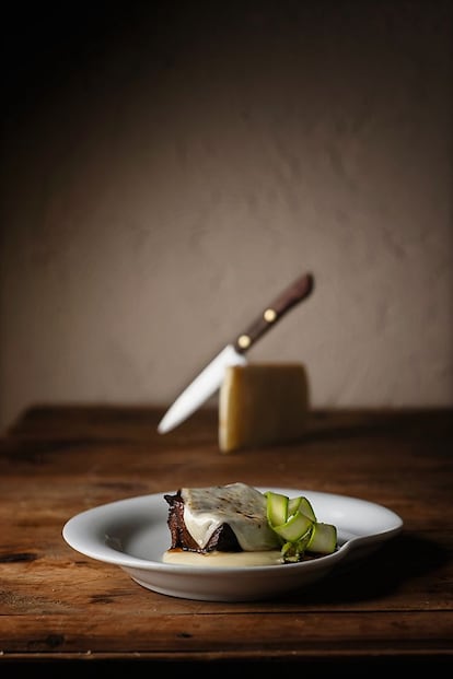 <p><b>Naturaleza sin adornos: Queso de cabra con carrillera de ternera y puré de patata.</b> El Gazul destaca por su mantecosidad y sabor auténtico, solo lleva leche de cabra del parque natural de Los Alcornocales. Y es un ejemplo de reconversión. Un exoperario de CASA (Construcciones Aeronáuticas) de Cádiz, que ante la crisis industrial decide volver a casa de los padres y ponerse con la ganadería, la leche y los quesos de cabra.</p> <p><em>Ingredientes: Una porción de queso de cabra, una carrillera de vaca, ½ puerro, ½ zanahoria y ½ cebolla, 200 mililitros de vino tinto, ½ diente de ajo, hierbas, nata, mantequilla y dos patatas.</em></p> <p><em>Preparación:</em> 1. En una cazuela freír las carrilleras y retirar. A continuación, en esta misma cazuela, añadir las verduras hasta que cojan color y volver a añadir las carrilleras y el vino. Una vez que ha reducido a un tercio añadir agua hasta cubrir, tapar y tener en el horno durante cuatro horas y media. Cuando estén, separar las carrilleras y colar la salsa. Después ponerla a reducir hasta obtener un líquido más espeso, corregir de sal y pimienta, y emplatar. En la base colocar el puré de patata, que se habrá hecho después de hervir las patatas y triturarlas con la nata, a continuación poner las carrilleras cortadas y bien salseadas y un buen trozo de queso de cabra que acabaremos de fundir con salamandra o soplete.</p>
