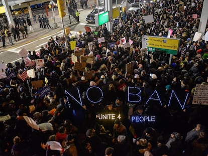 Manifestantes estadounidenses protestan el sábado 28 de enero de 2017 en el aeropuerto de Nueva York JFK por el veto de Trump a la entrada de refugiados.